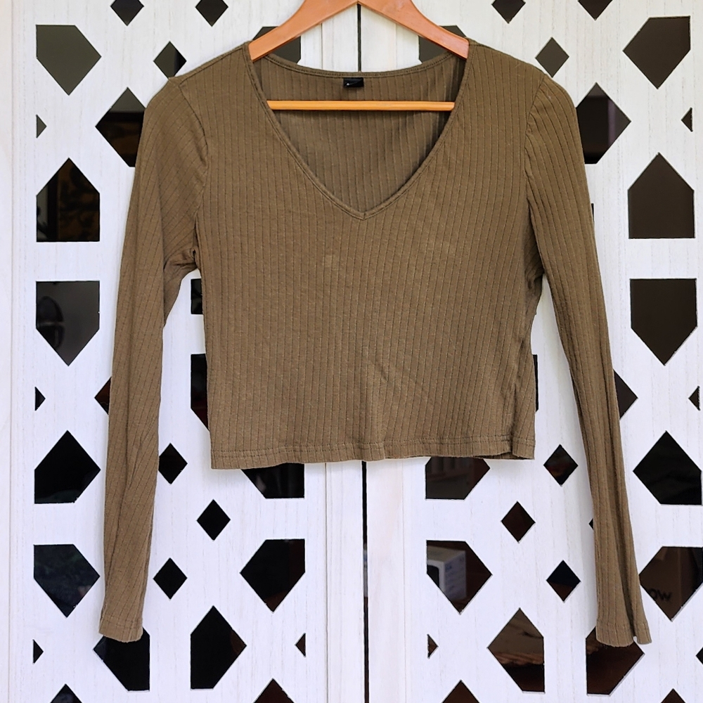 👕 Olive green cropped v-neck Ribbed long sleeve tee shirt